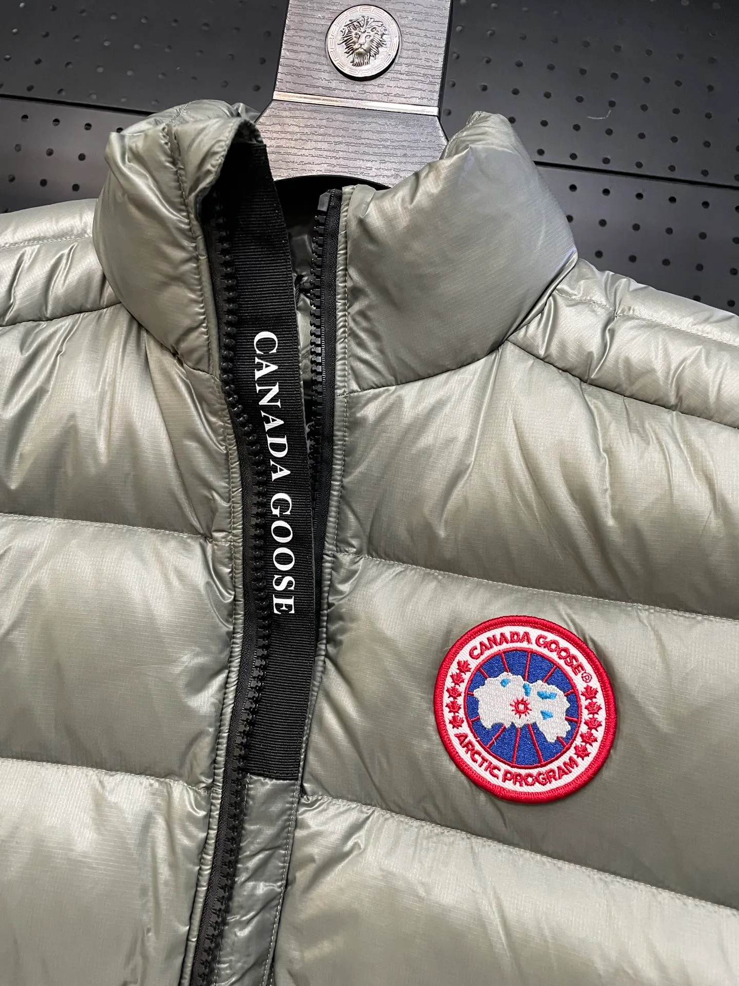 P560 Canadian brand CanadaGoose men's and women's CROFTON lightweight down vest 2229M DWR water-repellent treatment WindWall windproof fabric 700 fleece filling original mold opening details one to one production The upper body effect is stunning Exclusively available on the Xiaohongshu purchasing platform The highest version on the market Size: XS S M L XL XXL